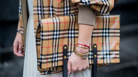 burberry quema ropa|¿Por qué la exclusiva marca Burberry quemó $33,7 millones en .